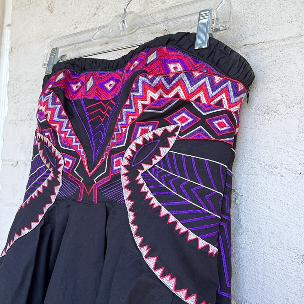 Karen Millen Purple/Pink Tribal-Embroidered-Trimmed Black Strapless Mini Size 8 - Picture 4 of 13